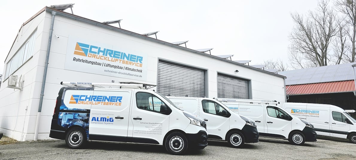 Foto_eines_Gebäudes_mit_Autos